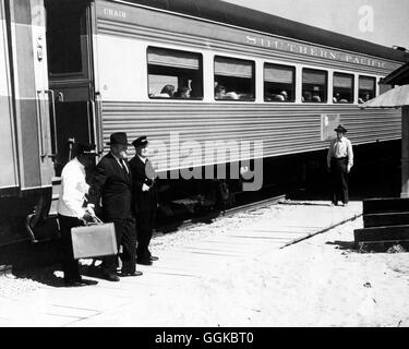 STADT IN ANGST / brutta giornata al Black Rock USA 1955 / John Sturges Szene: Macreedy (Spencer Tracy, Mitte) steigt aus dem "southern Pacific Train". Regie: John Sturges aka. Pessima giornata al Black Rock Foto Stock