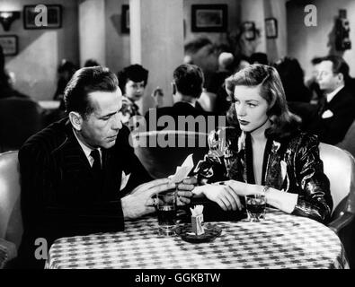 TOTE SCHLAFEN FEST / The Big Sleep USA 1945 / Howard Hawks Szene mit Humphrey Bogart (Philip Marlowe) und Lauren Bacall (Vivian Sternwood Rutledge). Regie: Howard Hawks aka. Il Big Sleep Foto Stock