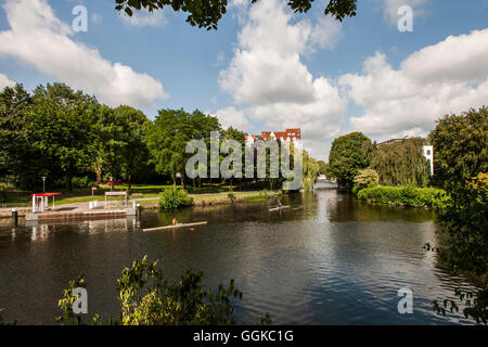 I canottieri sul fiume Alster Amburgo, Germania Foto Stock