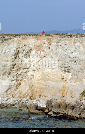 Biker sulla scogliera, Su Tingiosu scogliera della penisola del Sinis, Sardegna, Italia Foto Stock
