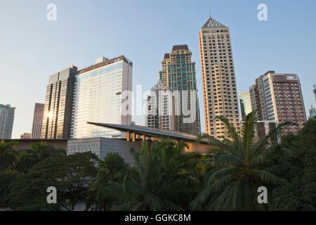 Appartamento di lusso edifici in Makati City, il quartiere finanziario nel centro della capitale Metro Manila, Filippine, Asia Foto Stock