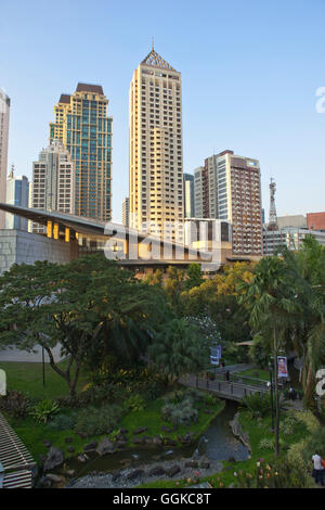 Appartamento di lusso edifici in Makati City, il quartiere finanziario nel centro oft ha capitale Metro Manila, Filippine, Asia Foto Stock