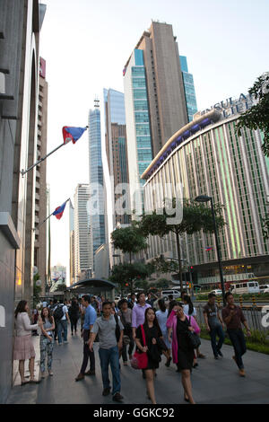 Ayala Avenue in Makati City, il quartiere finanziario e degli affari nel centro oft ha capitale Metro Manila, Filippine, Asia Foto Stock