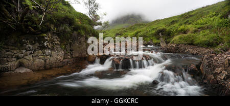 Il fiume che scorre attraverso il Highland, Argyll and Bute, Scotland, Regno Unito Foto Stock