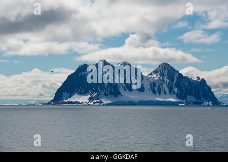 Montagne rocciose con neve, Marguerite Bay, Antartide Foto Stock