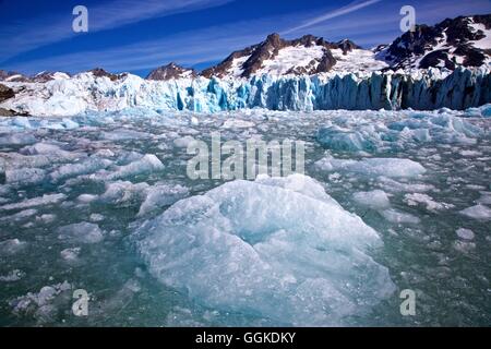 Pezzi di ghiaccio che rientrano nella parte anteriore del Knud Rasmussen ghiacciaio, est della Groenlandia, Groenlandia Foto Stock