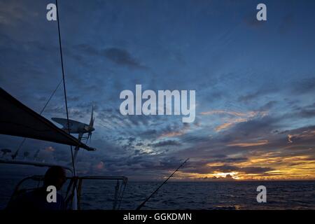 Nubi imponenti a sunrise visto da una barca a vela, yacht con generatore a vento, l'Oceano Atlantico, in barca a vela Foto Stock