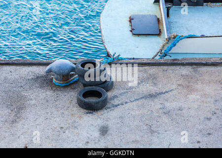 Vecchi pneumatici da Bollard sul molo su Bonaire Foto Stock