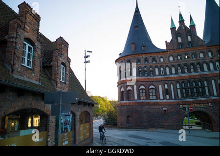 Magazzino sale e Holsten Gate, Lubecca, Schleswig-Holstein, Germania Foto Stock