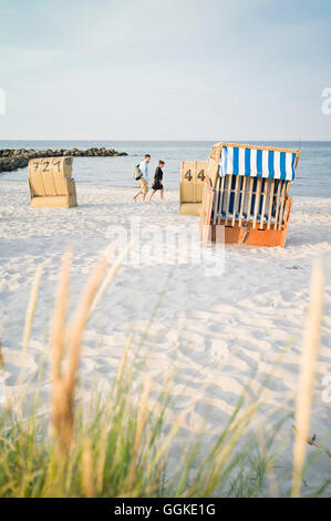 Giovane camminando lungo il Mar Baltico beach, Schönberger Strand, Probstei, Schleswig-Holstein, Germania Foto Stock