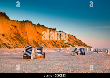 Sedie a sdraio sulla spiaggia al tramonto, Red Cliff, Kampen, Sylt Isola del nord Isole Frisone, Schleswig-Holstein, Germania Foto Stock