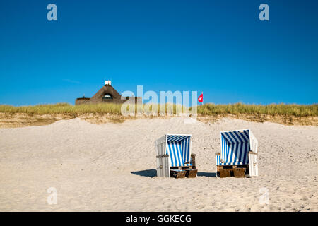 Sedie a sdraio e a casa di paglia, Kampen, Sylt Isola del nord Isole Frisone, Schleswig-Holstein, Germania Foto Stock