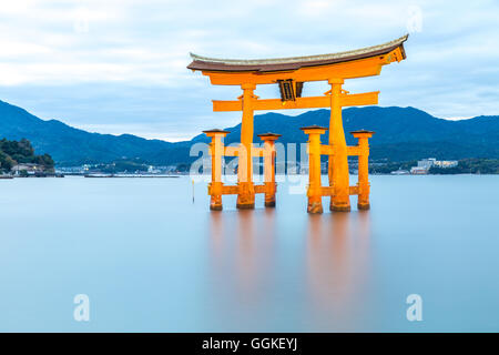 Miyajima, Hiroshima, il famoso floating gate torii Giappone tramonto Foto Stock