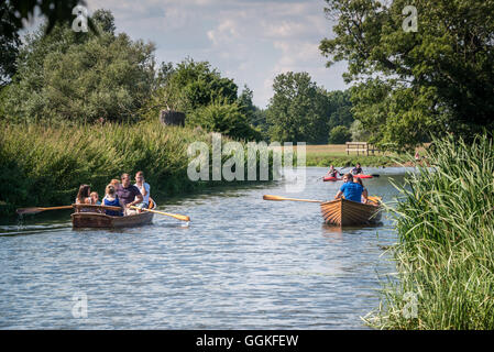 Gite in barca lungo il fiume Stour vicino a Dedham Foto Stock