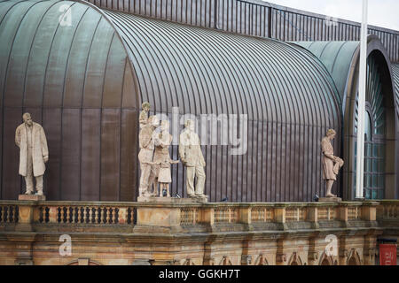 Statue Victoria Shopping Centre Harrogate Yorkshire balaustre attorno a sculture in pietra scolpita mason critica massa di commit suici Foto Stock