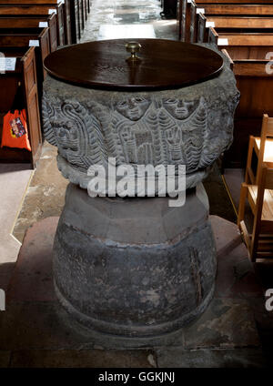 Il tipo di font nella chiesa di San Nicola, Curdworth, Warwickshire, Inghilterra, Regno Unito Foto Stock