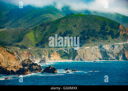 Big Sur Coast presso il Bixby Creek Bridge, Monterey County, California, Stati Uniti d'America. Foto Stock