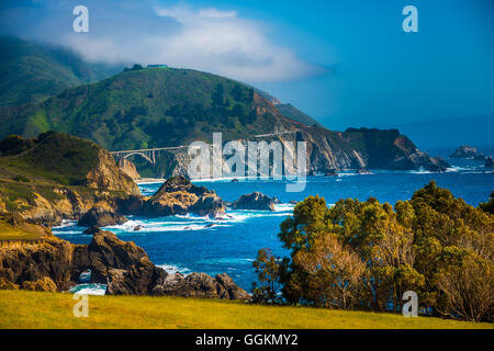 Big Sur Coast presso il Bixby Creek Bridge, Monterey County, California, Stati Uniti d'America. Foto Stock