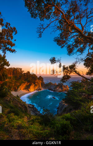 McWay cade Julia Pfeiffer Burns State Park, vicino a Carmel California USA Foto Stock