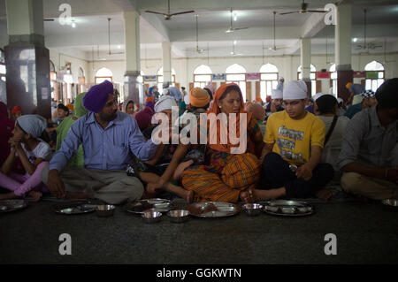 Famiglia Sikh pronto a mangiare presso il Tempio Dorato mensa di Amritsar, India. © Jordi Boixareu Foto Stock