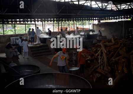 I volontari di preparare il cibo per i fedeli e i pellegrini nella cucina del Golden complesso tempio di Amritsar. © Jordi Boixareu Foto Stock