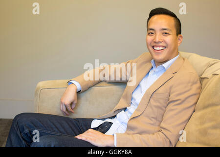 Alan Yang pone per un ritratto. Foto Stock