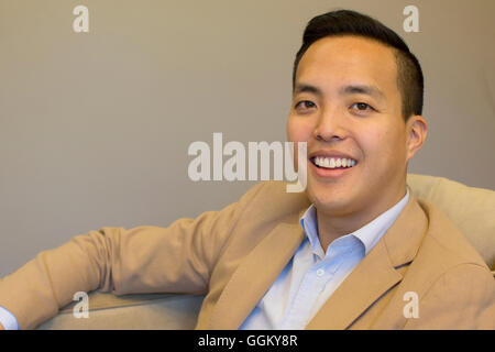 Alan Yang pone per un ritratto. Foto Stock