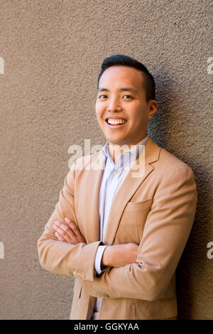 Alan Yang pone per un ritratto. Foto Stock