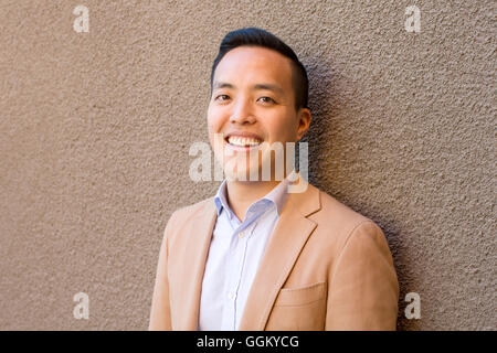 Alan Yang pone per un ritratto. Foto Stock