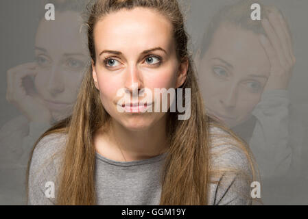 Triste concetto giovane donna con wry sorriso ma nascondere le lacrime e la tristezza in immagini dietro Foto Stock