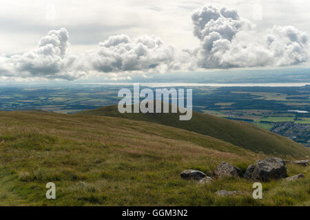 Vista dalla cima del Ben Cluech nel Ochils Foto Stock