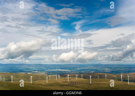 Vista dalla cima del Ben Cluech nel Ochils con turbine eoliche Foto Stock