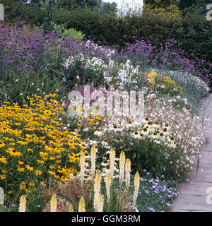 Frontiera perenne - con Rudbeckia Echinacea Kniphofia Gaura Phlox e Verbena.- - (Wisley RHS Garden)084303 PGN Foto Stock