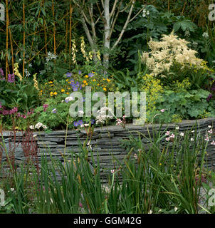 Letto sollevata - creato con Welsh Slate - (si prega di credito: Foto Hort/designer Peter Sims) RAB104076 obbligatorio di credi Foto Stock
