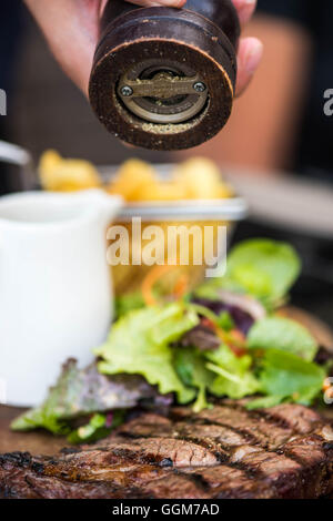 Succulente grigliate di carni Filetto di bistecca bistecca di manzo servita con una foglia verde insalata con n. di persone Foto Stock