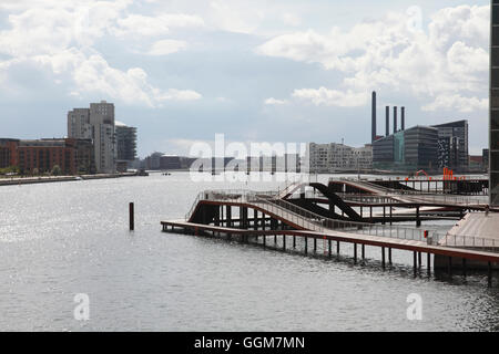 Il porto di Copenaghen e di fronte al mare a Kalvebod Brygge (banchina) con la passerella di onda Kalvebod in primo piano Foto Stock