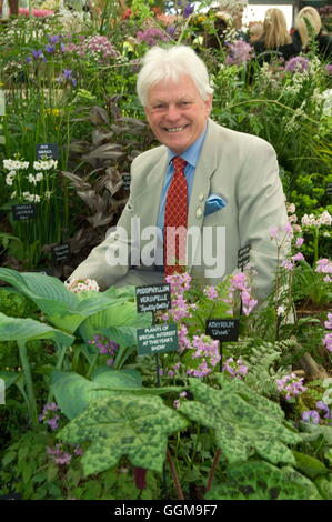 Roy Lancaster, OBE, Presidente dell'impianto Hardy società sui loro presentano al Chelsea flower show 2008. Data: 21.05.2008 Ref: Foto Stock