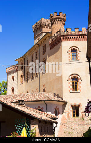 Casta di Falletti-Barolo nella città di Barolo tra verdi colline e i vigneti del Piemonte in estate nel nord Italia Foto Stock