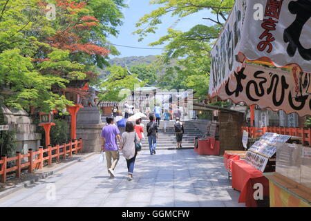 La gente visita inizio estate festival presso il santuario Yasaka a Kyoto in Giappone. Foto Stock