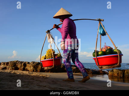 Donna che trasportano frutta, Longbeach sull'isola di Phu Quoc, Vietnam Asia Foto Stock