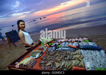 Donna di vendita del pesce, tramonto a Longbeach sull'isola di Phu Quoc, Vietnam Asia Foto Stock