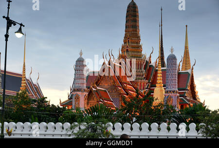 Vista serale di Wat Phra Kaeo, Bangkok, Thailandia Foto Stock