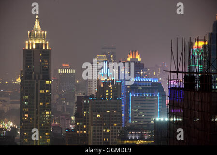 Vista dall'alto undici bar sul tetto a Sukhumvit Bangkok, Thailandia Foto Stock