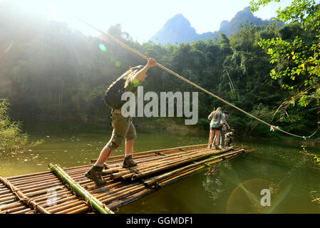 Escursionismo a Camp: Elephant Hills in Khao Sok National Park, Surat Thani, sud della Thailandia, Asien Foto Stock