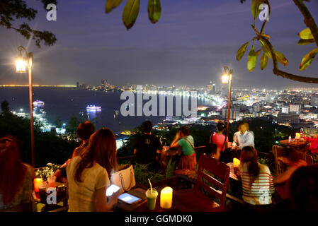 Vista in direzione di Pattaya di notte, Chon Buri, Golf di thailandia, tailandia Foto Stock