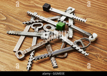 Cumulo di specchio di poppa (cremagliera e pignone) le chiavi per la porta su sfondo di legno Foto Stock