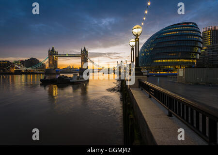 Il Tower Bridge da più London, London, Regno Unito Foto Stock