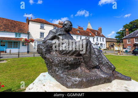 Statua in bronzo di Oscar Nemon di Sir Winston Churchill sul villaggio verde, Westerham, una città nel distretto a Sevenoaks, Kent Foto Stock