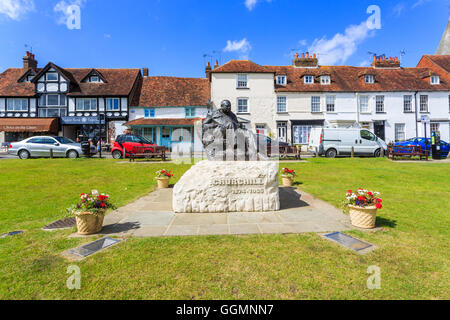 Statua in bronzo di Oscar Nemon di Sir Winston Churchill sul villaggio verde, Westerham, una città nel distretto a Sevenoaks, Kent Foto Stock