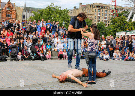 La sessantanovesima Edinburgh Fringe Festival, considerato il più grande festival di arti in Gran Bretagna oggi avviato con una selezione dei soliti atti di giocolieri, maghi, musicisti, attori comici e vaudeville atti che esercitano il loro commercio lungo High Street e del Royal Mile. Il Fringe Festival ed è un attrazione annuale e che porta i turisti provenienti da tutto il mondo a Edimburgo per 3 settimane di divertimento. Foto Stock